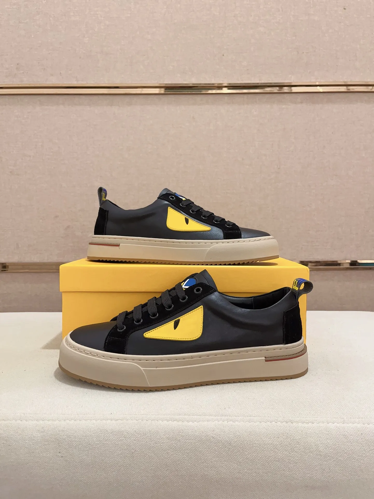 Men's shoes💰: 400💰[Fendi] Fendi's latest casual shoes for men! Available at counters simultaneously! A one-to-one replica of the original. All imported official website one-to-one cowhide fabric. The interior is made of top-grade sheepskin, and the original factory-supplied rubber outsole is used. Leading new fashion concepts. Matching code: 38-44. (can be customized for 45 non-refundable)